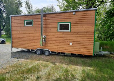 Tiny House geparkt Farbe Natur