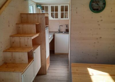Blick zur Küche im Tiny House