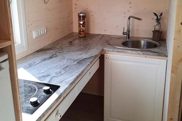 Küche im Tiny House Erzgebirge