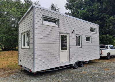 Tiny House Erzgebirge hellgrau Eingang
