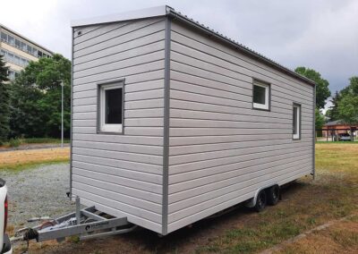 Tiny House Erzgebirge hellgrau Aussenansicht