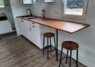 Tiny House Küche mit Barhocker
